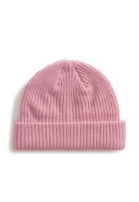 Berretto a maglia a coste rosa con risvolto, posato su uno sfondo bianco.