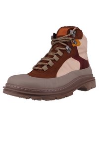 Brązowe i kremowe buty trekkingowe z zamszu i materiałów syntetycznych, z metalowymi oczkami, teksturowaną gumową podeszwą oraz kontrastowymi akcentami kolorystycznymi.