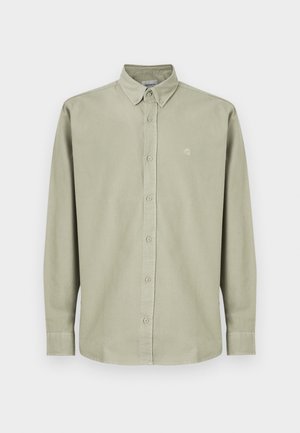 Camisa de botão de manga longa verde-claro com colarinho standard, apresentando um logo no peito, punhos abotoados e um tecido de algodão suave.