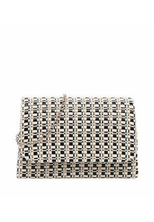 Petit sac pochette rectangulaire tissé avec un motif à carreaux noir, blanc et beige et une fine bandoulière en chaîne argentée.