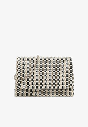 Petit sac pochette rectangulaire tissé avec un motif à carreaux noir, blanc et beige et une fine bandoulière en chaîne argentée.