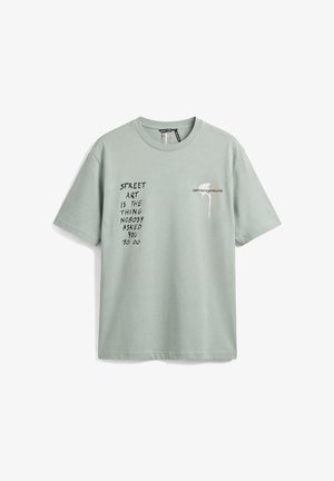 Lichtgroen T-shirt met korte mouwen en zwarte tekst "STREET ART IS THE THING NOBODY ASKED YOU TO DO" op de linkerborst en klein Antony Morato-logo.