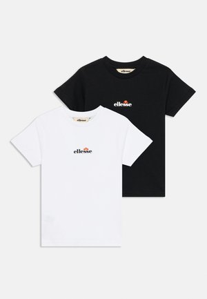 Två T-shirts: en svart och en vit. Båda har en rund halsringning och korta ärmar, med en liten "ellesse"-logotyp på bröstet.