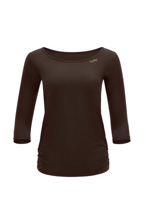 Top attillato da donna marrone scuro con maniche a tre quarti, scollo a barca, arricciature laterali e piccolo logo vicino alla clavicola.