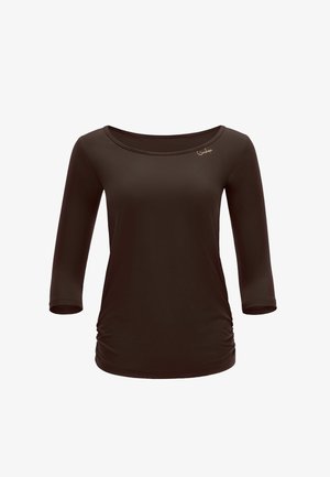 Bluza cambrată pentru femei, maro închis, cu mâneci trei sferturi, decolteu rotund, drapaj lateral și logo mic lângă claviculă.