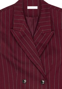 Burgundski dvoredni blazer z belim prugastim vzorcem, špičastimi reverji in črnimi gumbi. Gladka tkanina s prilegajočim krojem.