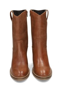 Botas de tobillo de cuero marrón con textura suave, punta redondeada y tiradores en la parte superior. Detalles de costura a lo largo del lateral.