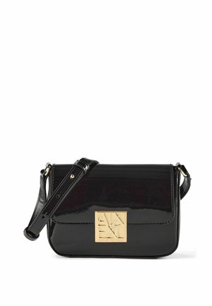 Schwarze Leder-Crossbody-Tasche mit verstellbarem Riemen und goldener quadratischer Logo-Plakette auf der Vorderklappe.