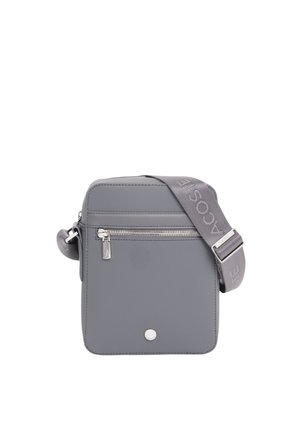 Sac bandoulière rectangulaire gris avec poche zippée à l'avant, sangle en tissu embossé portant le nom de la marque, et détail logo en métal argenté au bas au centre.