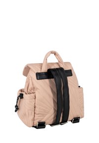Quiltet beige rygsæk med sorte stropper, der har et håndtag i toppen, sidelommer og justerbare sorte metaldele. Tekstureret overflade.