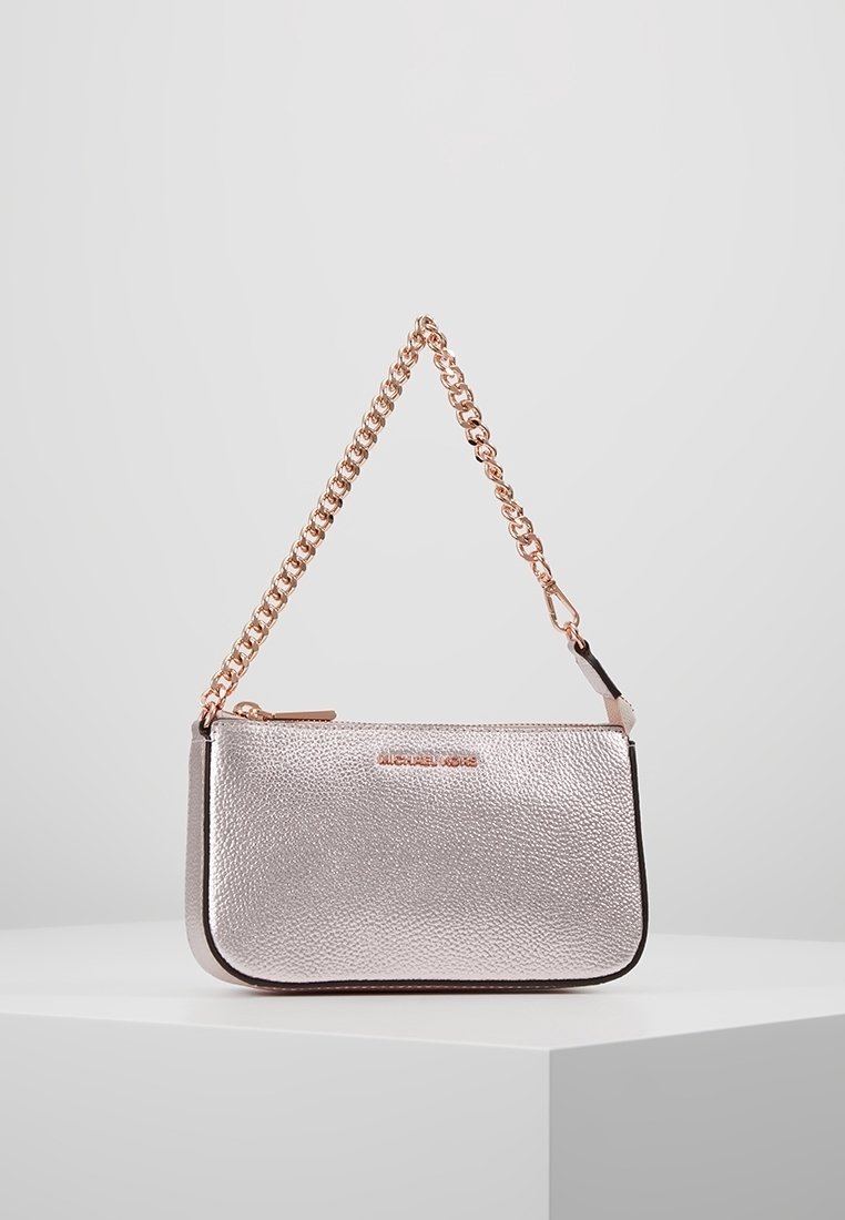 Petit sac à main argenté métallique avec finition texturée et bandoulière chaîne en or rose, exposé sur un piédestal blanc sur un fond uni.