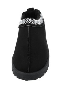 Czarne botki za kostkę wykonane z miękkiego materiału, z teksturowanym kołnierzem i srebrnymi detalami przeszyć. Zaprojektowane z solidną gumową podeszwą dla lepszej przyczepności.