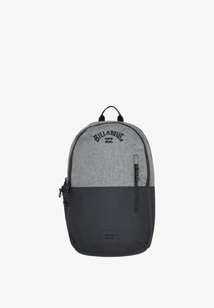 Sac à dos Billabong bicolore gris et noir avec poignée supérieure, poche avant zippée et fermetures éclair pour le compartiment principal.