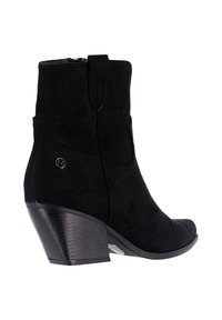 Stivaletto in camoscio nero con tacco curvo, chiusura a zip e cuciture decorative. Presenta un dettaglio con logo sul lato.