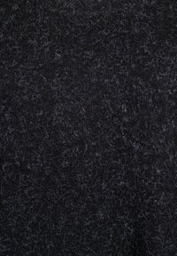 Tissu de pull en laine noir avec une surface texturée, présentant des fibres gris clair et une apparence douce et duveteuse. Aucun motif ni élément matériel visible.