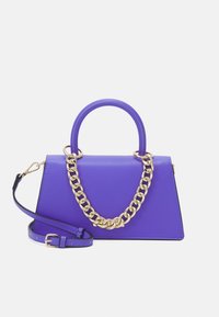 Fioletowa skórzana torebka o strukturalnym kształcie, wyposażona w złoty łańcuchowy uchwyt i odpinany pasek na ramię. Gładka faktura i minimalistyczne akcenty.