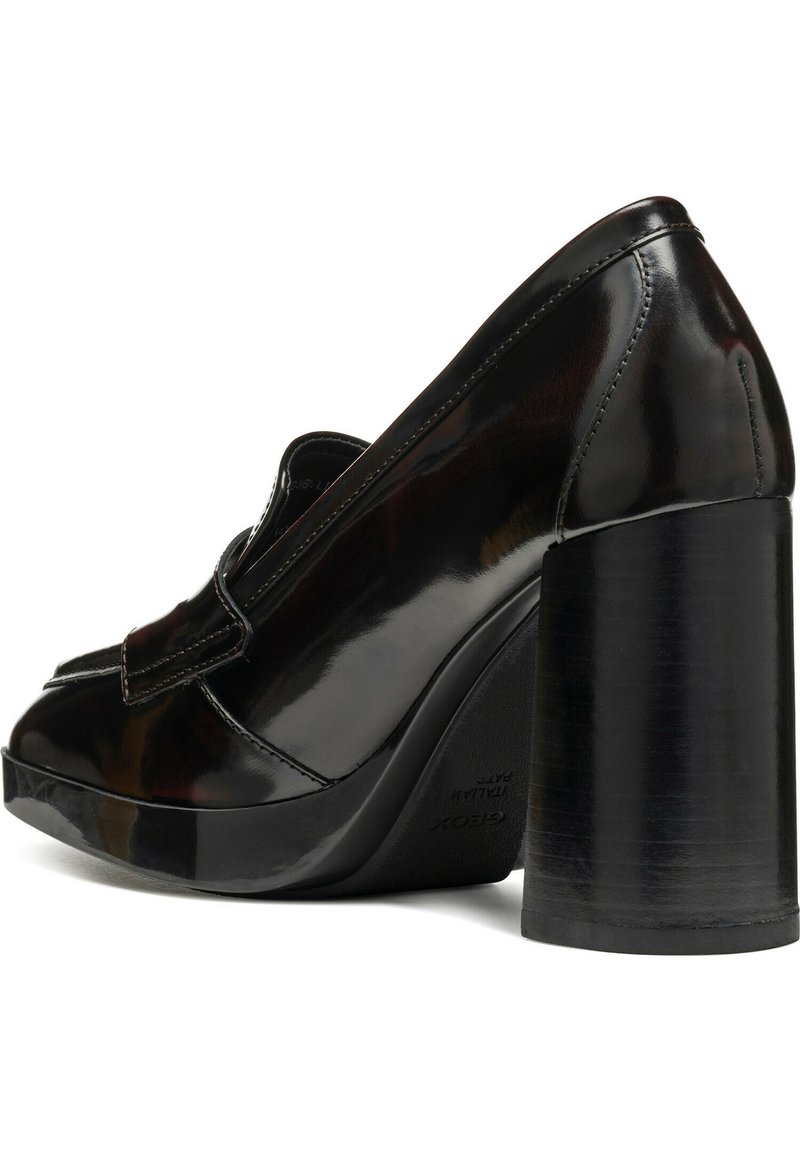 Scarpe con tacco alto in pelle verniciata nera, con punta arrotondata, tacco a blocco spesso e dettagli di cucitura visibili sulla tomaia.