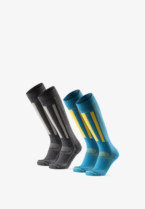 Ein Paar Socken in Dunkelgrau mit reflektierenden Streifen und ein weiteres Paar in Blau mit gelben Akzenten und vertikalen Streifen, mit gerippter Textur.