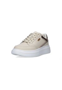 Sneaker sintetica beige con suola bianca, punta rotonda, lacci e dettagli metallici sui lati. Presenta una texture liscia e un colletto imbottito.