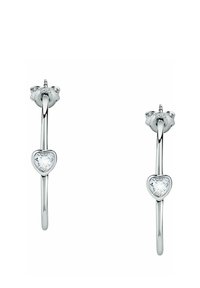 Orecchini d'argento con un design elegante e curvo, caratterizzati da gemme trasparenti a forma di cuore al centro e chiusure a perno.