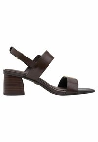 Sandalias de tacón de cuero marrón con dos tiras anchas sobre el pie. Cuenta con un tacón rectangular y una suela de textura lisa.