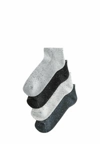 Három pár bokazokni világosszürke, sötétszürke és fekete árnyalatban, márványos mintával és puha, kötött textúrával.