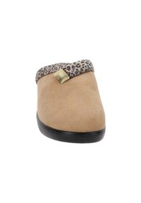 Pantofole beige con una texture morbida, caratterizzate da un bordo con stampa leopardata e dettagli in oro, suola nera robusta e forma arrotondata.