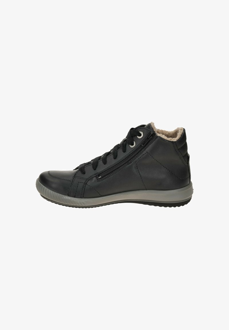 Zapatillas altas negras de cuero, con superficie texturizada, cordones en la parte delantera, cremallera lateral y suela de goma gris claro.