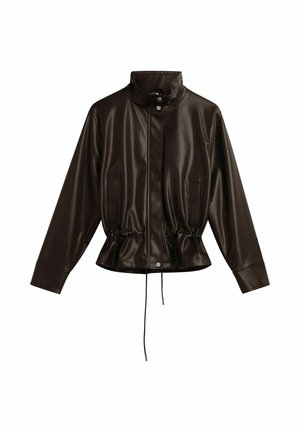 Donkerbruine kunstlederen jas met hoge kraag, drukknoopsluiting aan de voorkant, lange mouwen, trekkoord in de taille en twee voorzakken.