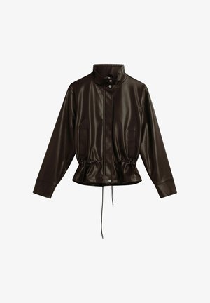 Mørkebrun kunstlæderjakke med høj krave, knapper foran, lange ærmer, snøre i taljen og to forlommer.