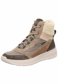 Beżowe i szare sneakersy z wysoką cholewką wykonane z materiałów skórzanych i zamszowych, charakteryzują się teksturowanym kołnierzem z sztucznego futra, okrągłym noskiem i płaską gumową podeszwą.