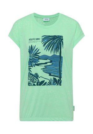 Camiseta de manga corta de color verde claro con una escena de playa tropical azul y texto sobre el cuidado personal en el frente.