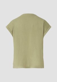 Olijfgroene T-shirt met korte mouwen, gemaakt van zachte katoen. Rond de halslijn en opgerolde mouwen. Zachte textuur met een ontspannen pasvorm.