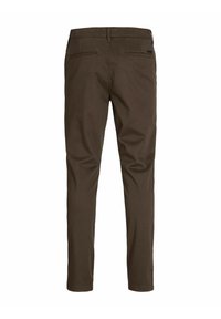 Pantalones marrones de corte slim con una textura suave. Presentan dos bolsillos traseros y una cintura con trabillas para cinturón. Diseño minimalista, sin patrones.