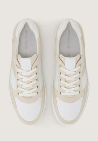 Sneaker beige e bianche con una tomaia in tessuto liscio, punta rotonda, interni imbottiti e lacci bianchi piatti. Strisce laterali in beige.