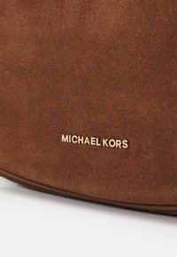 MICHAEL Michael Kors AVRA SLING XBODY - Ülerinna-kott - luggage