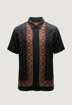 Camicia nera a maniche corte con bottoni e colletto, con ricamo floreale verticale in rosso, arancione e bianco sul davanti e sull'orlo.