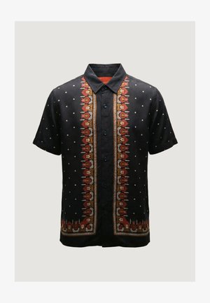 Camicia nera a maniche corte con bottoni e colletto, con ricamo floreale verticale in rosso, arancione e bianco sul davanti e sull'orlo.