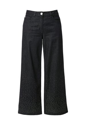 Jeans de denim oscuro de pierna ancha con cintura alta, presentan un diseño con tachuelas en el dobladillo y una textura suave. Estilo clásico de cinco bolsillos.