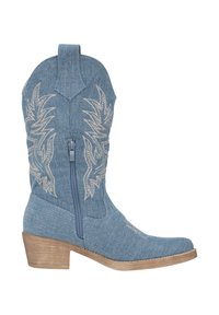 Bota vaquera de denim azul con bordado decorativo en plata, cremallera lateral, puntera afilada y un bajo tacón de madera apilada.