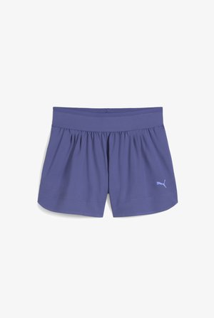 Lilla atletikshorts med bredtalje, plisserede detaljer og et lille hvidt Puma-logo på nedre venstre side. Blød stofstruktur.