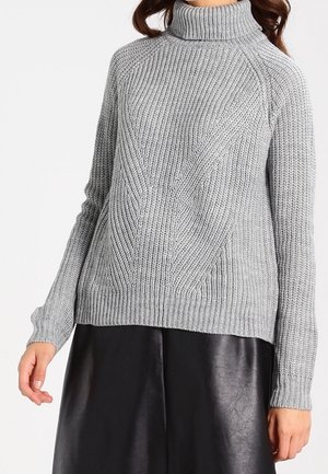 Grauer Strickrollkragenpullover mit gerippter Textur, lockerer Schnitt und langen Ärmeln, kombiniert mit einem schwarzen Lederrock.