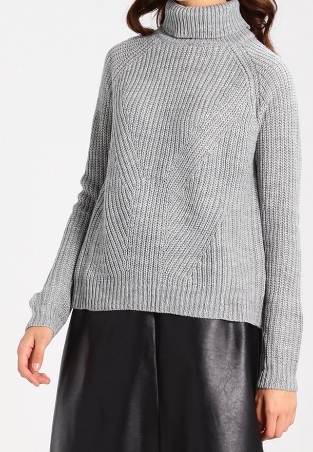 Maglione grigio a collo alto lavorato a maglia con texture a coste, caratterizzato da una vestibilità ampia e maniche lunghe, abbinato a una gonna in pelle nera.