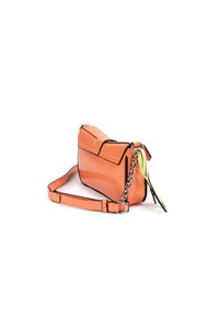 Oranje gepolijste leren handtas met een gestructureerde vorm, metalen kettingaccent, verstelbare schouderband en contrasterend gele details.