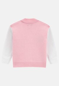 Pull en maille rose avec des manches blanches, doté de poignets et d'un ourlet côtelés. Texture lisse, sans motifs distincts ni détails matériels.