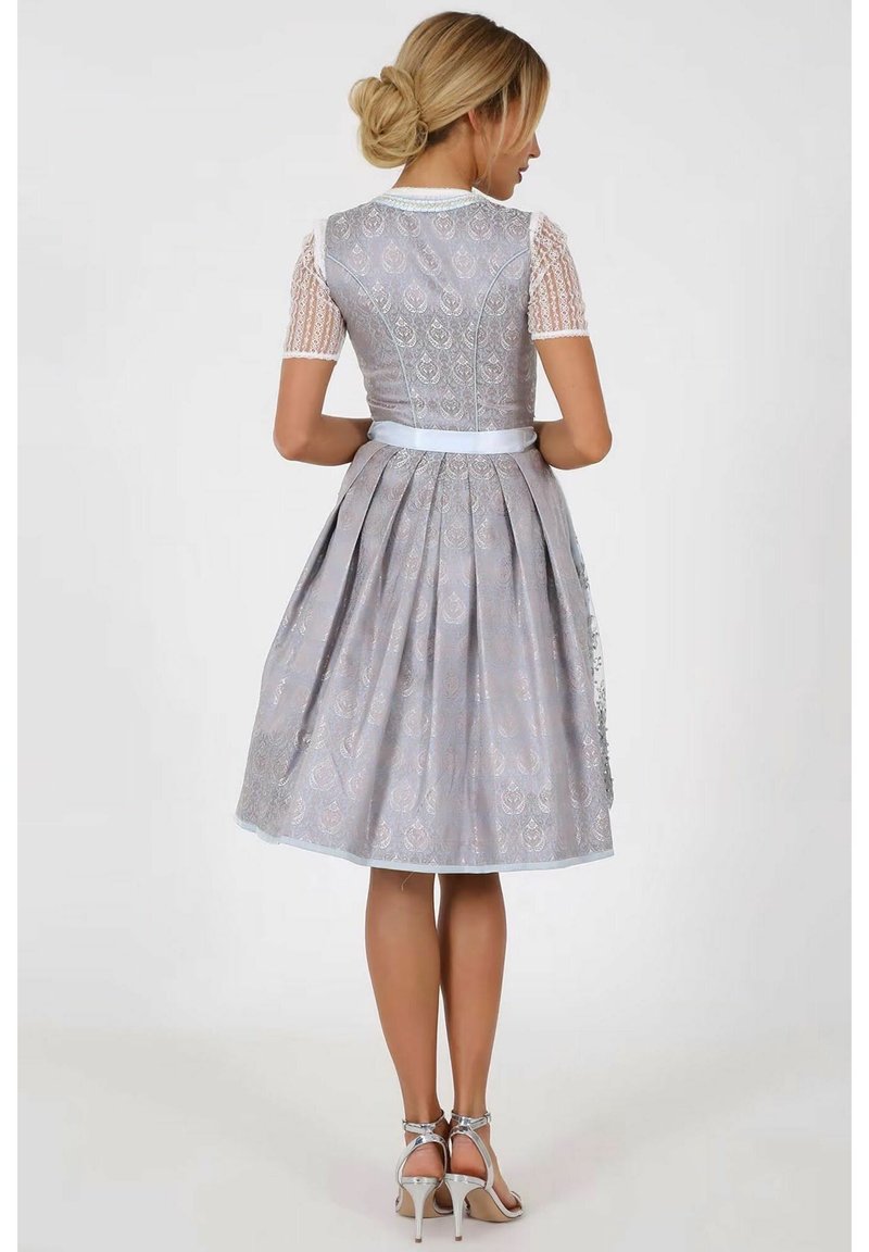 Graues A-Linien-Kleid mit kurzen Spitzenärmeln, plissiertem Rock und einem weißen Taillengürtel. Subtile Musterdetails und silberne Akzente an den Schuhen.