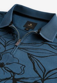 Next REGULAR FIT - PATTERN ZIP NECK - Pólóing - blue black floral