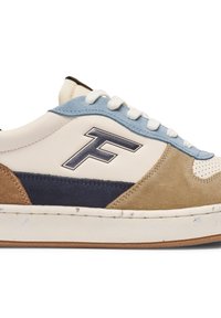 Sneaker mit einer Kombination aus beigem Leder und blauen Wildlederpanelen, marineblauen Akzenten, durchlöcherten Bereichen, weißen Schnürsenkeln und einer strukturierten Gummisohle.