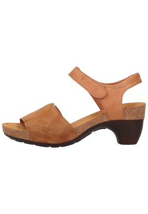 Sandale open-toe en daim marron avec une sangle de cheville réglable, semelle en liège rembourrée et un petit talon épais.