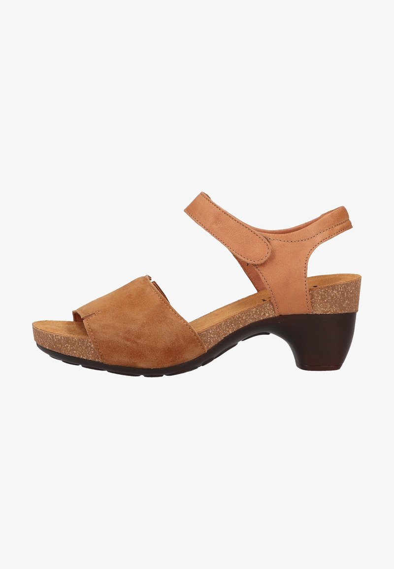 Sandale open-toe en daim marron avec une sangle de cheville réglable, semelle en liège rembourrée et un petit talon épais.